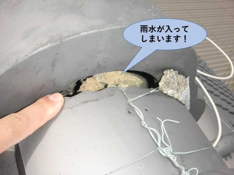 岸和田市の鬼瓦の取り合いから雨水が入ってしまいます