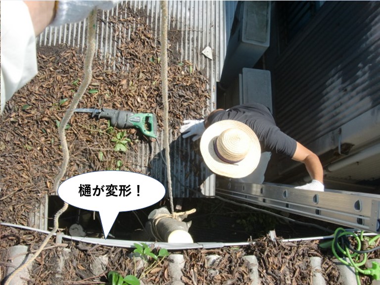 岸和田市の倉庫の樋が変形