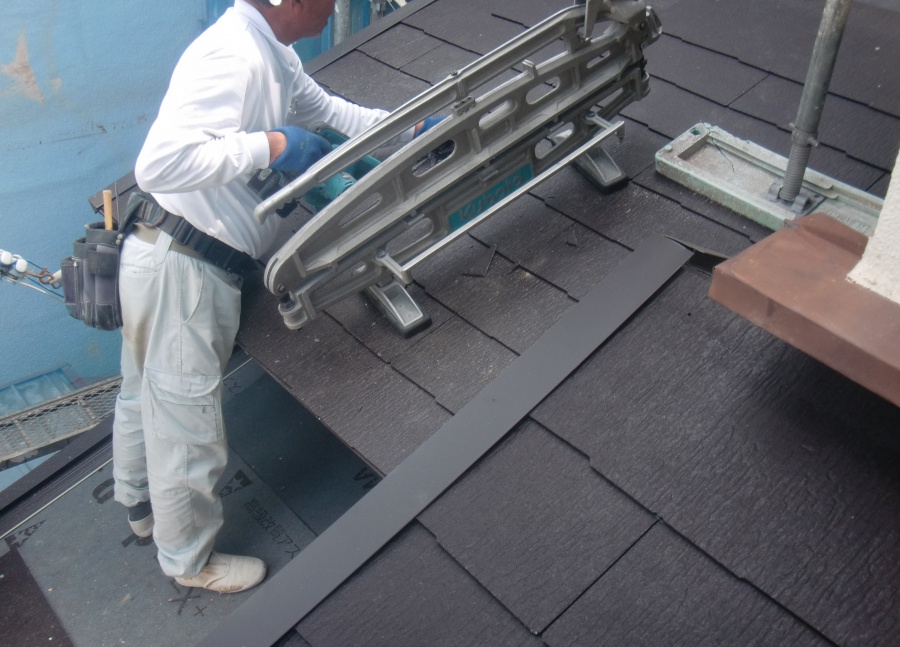 岸和田市土生町の下屋に瓦葺き作業