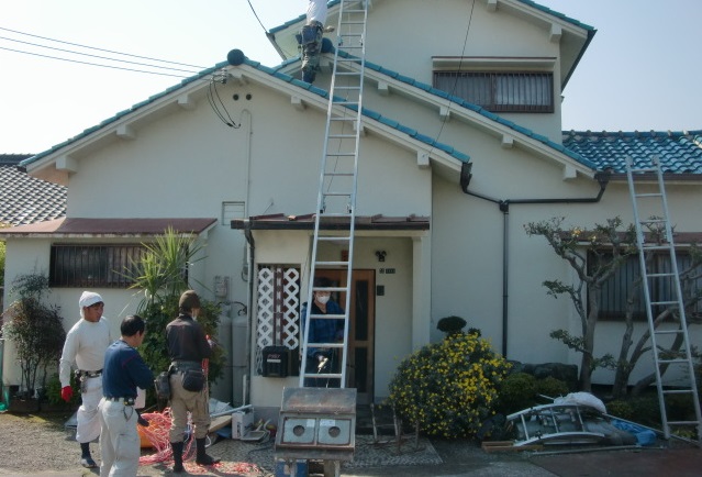 泉南市岡田の屋根葺き替え時に使用する昇降機