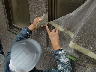 岸和田市上松町の外壁塗装で雨戸などの部分塗装や樋の取付