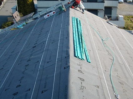 岸和田市東大路町の屋根瓦の葺き替えと桟木の設置