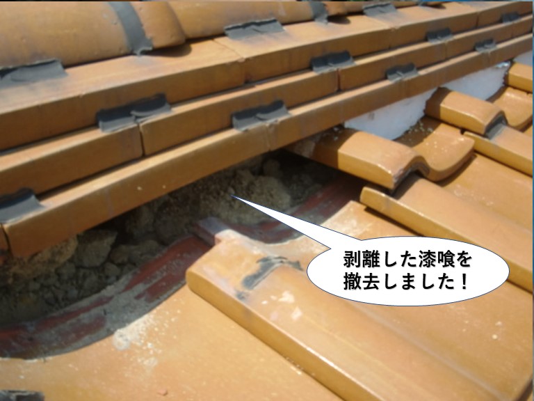 泉南市の剥離した漆喰を撤去