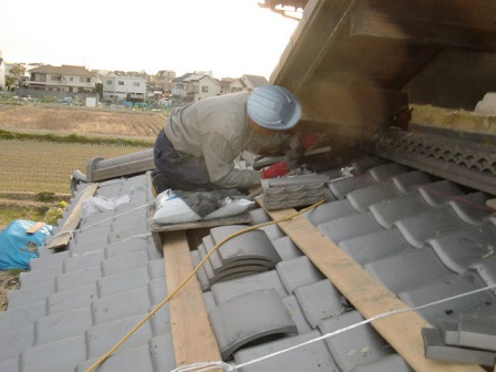 岸和田市東大路町の和瓦の屋根葺き替えで棟瓦の設置など