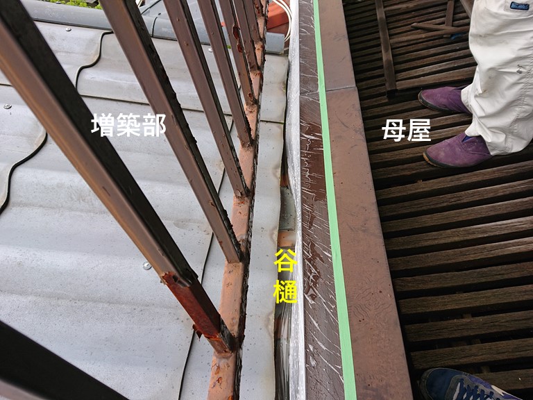 岸和田市の谷樋の下で雨漏り