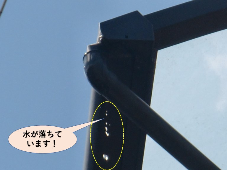 熊取町のテラスの呼び樋から水が落ちています