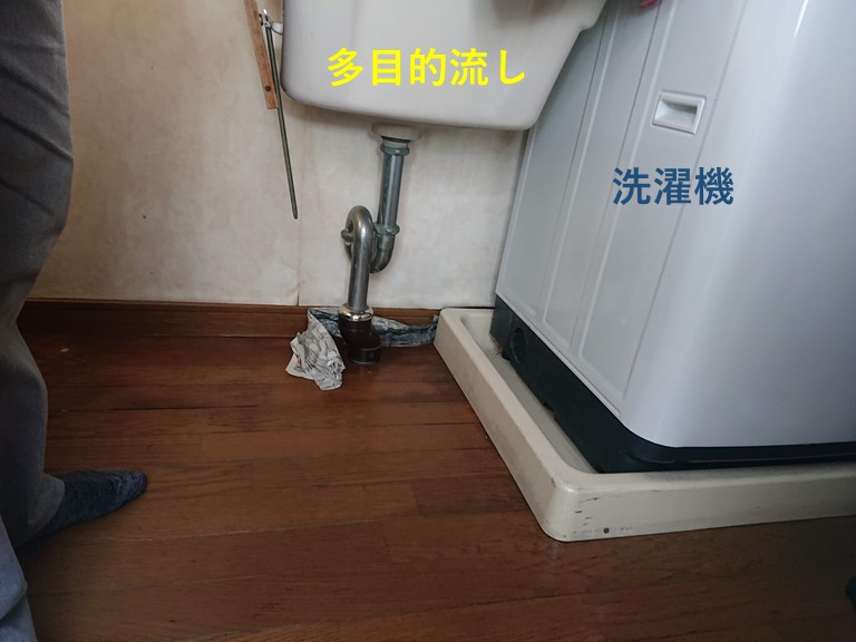 貝塚市の家事室の洗濯機と多目的流し