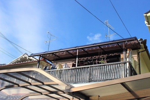 岸和田市箕土路町のベランダテラス屋根入替工事で雨漏り解消
