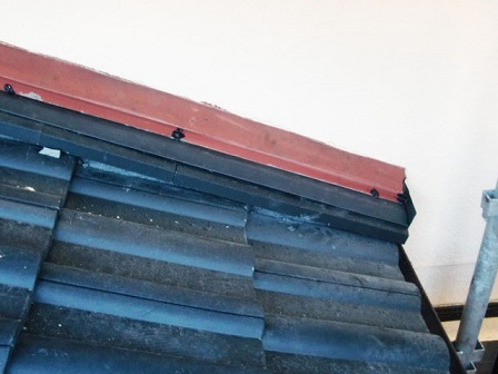 岸和田市土生町で屋根の洋瓦の葺き替えと棟瓦の最終工事