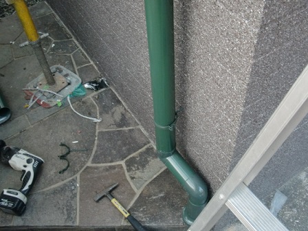 岸和田市上松町の外壁塗装で雨戸などの部分塗装や樋の取付