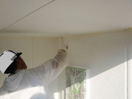 岸和田市上松町の外壁塗装で上塗りの工程