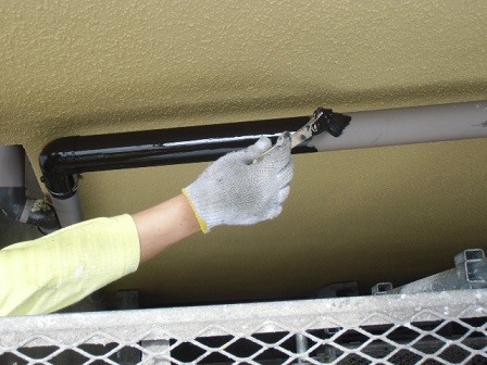 岸和田市春木本町の外壁塗装の雨樋・雨戸などの塗装