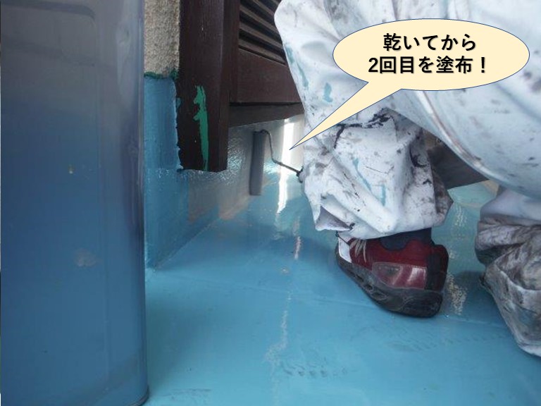 忠岡町のベランダに乾いてから2回目を塗布