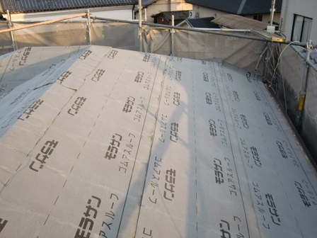 岸和田市土生町で洋瓦の屋根葺き替えで野地板・防水シート貼り