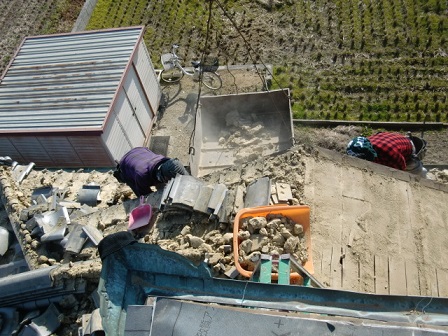 岸和田市東大路町の屋根瓦葺き替えで既存瓦と土の撤去2日目