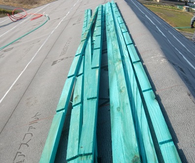 岸和田市東大路町の屋根瓦の葺き替えと桟木の設置