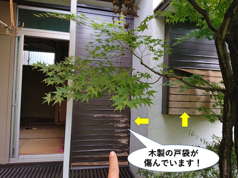 岸和田市の木製の戸袋が傷んでいます
