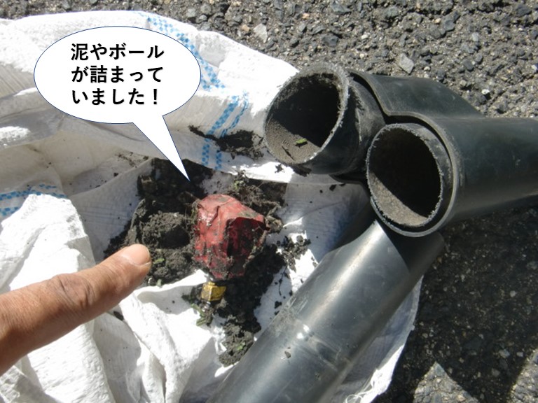 和泉市の樋に泥やボールが詰まっていました