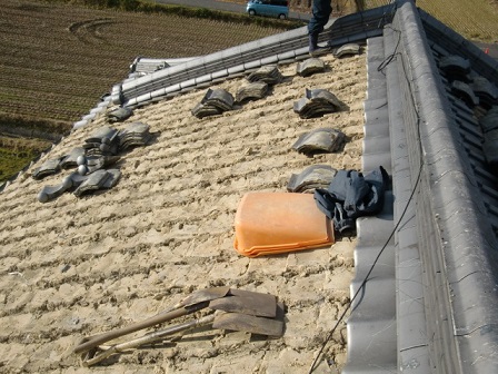 岸和田市東大路町の屋根瓦葺き替えで既存瓦と土の撤去