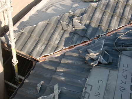 岸和田市土生町で洋瓦(エアルーフフレンチ）の屋根葺き替え