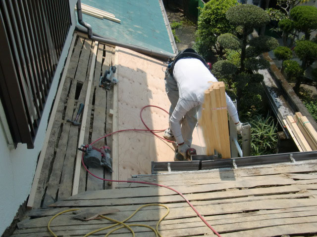 泉南市岡田の下屋に野地板設置中