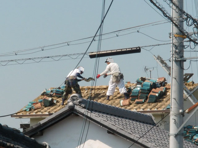 泉南市岡田の屋根瓦撤去作業の様子