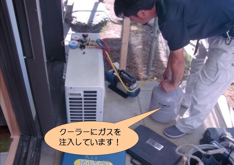 泉北郡忠岡町でクーラーにガス注入！