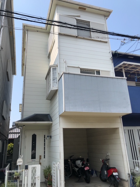 岸和田市の色褪せた外観