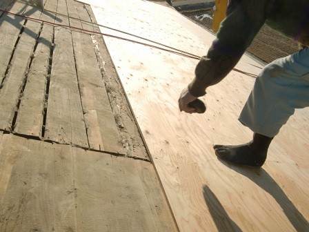 岸和田市天神山町の和瓦の葺き替えで野地板と防水シート貼り