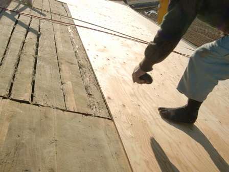 岸和田市東大路町の屋根瓦葺き替えで既存瓦と土の撤去