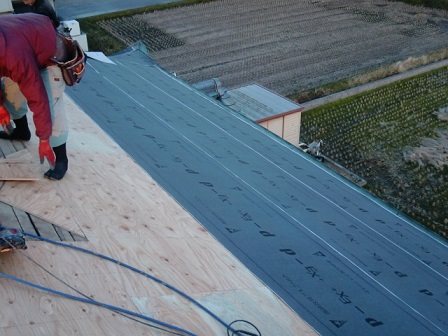 岸和田市東大路町の屋根瓦葺き替えで既存瓦と土の撤去