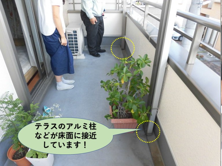 貝塚市のテラス屋根の柱をカット