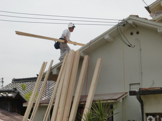 泉南市岡田の屋根下地の材料搬入