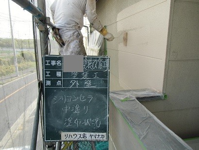 真上町の外壁塗装と屋根塗装で外壁中塗り