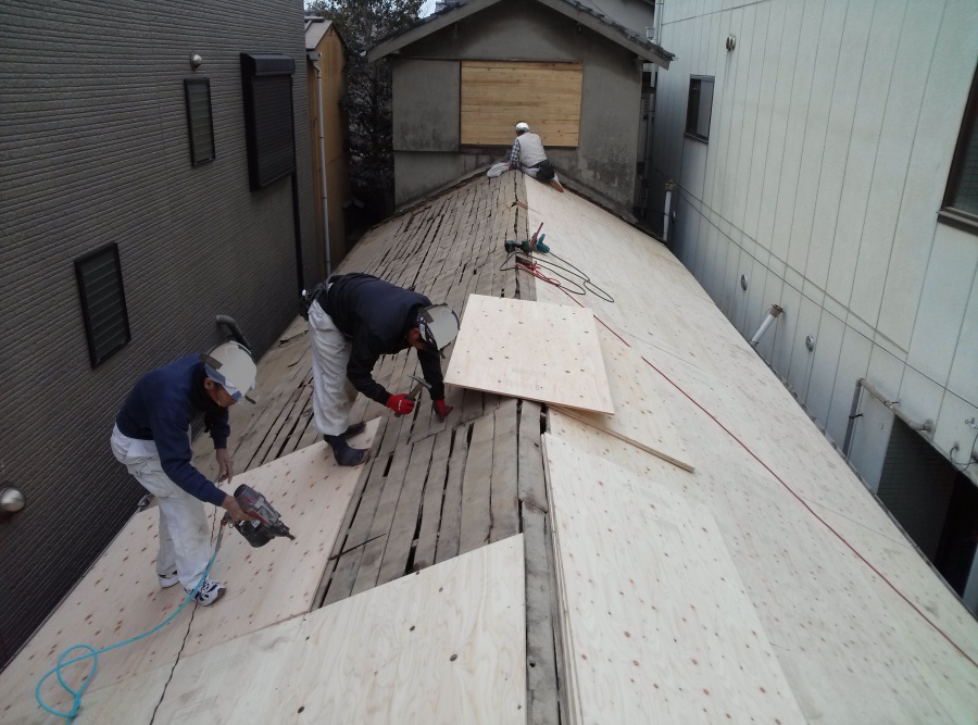 泉北郡忠岡町の屋根の構造用合板設置中