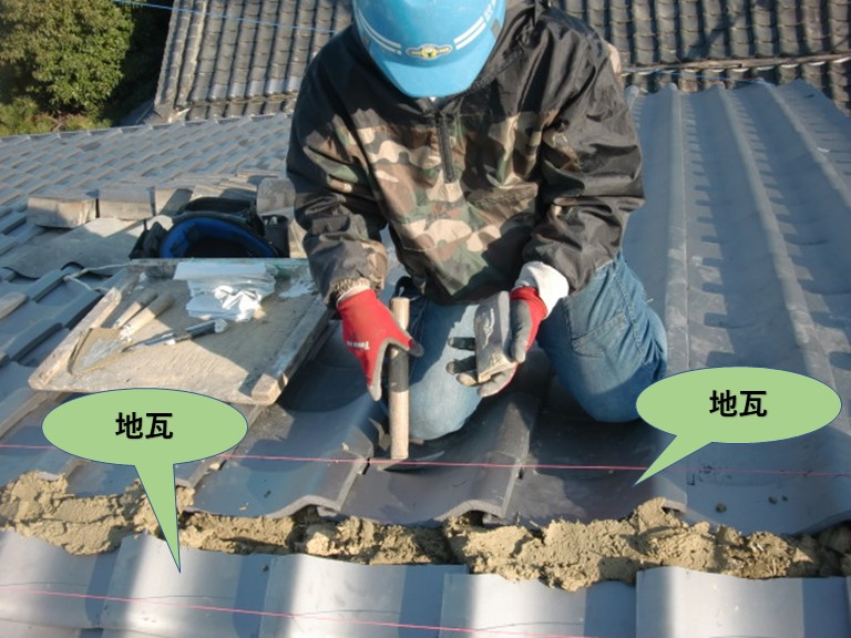 岸和田市の棟に地瓦施工中