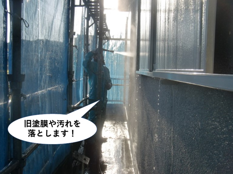 泉南市の旧塗膜や汚れを落とします