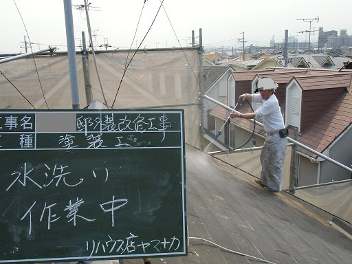 泉佐野市俵屋での屋根塗装で高圧洗浄作業