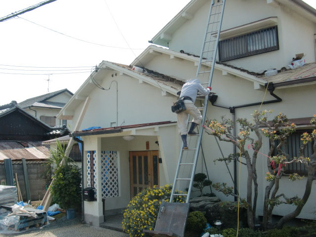 泉南市岡田の屋根の瓦を下ろした様子
