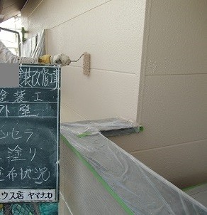 真上町の外壁塗装と屋根塗装で外壁上塗り