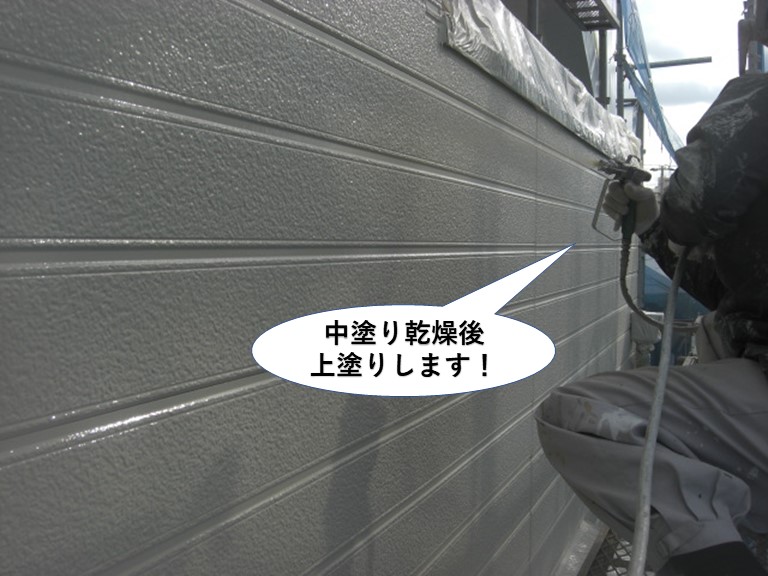 忠岡町の外壁を中塗り乾燥後上塗りします