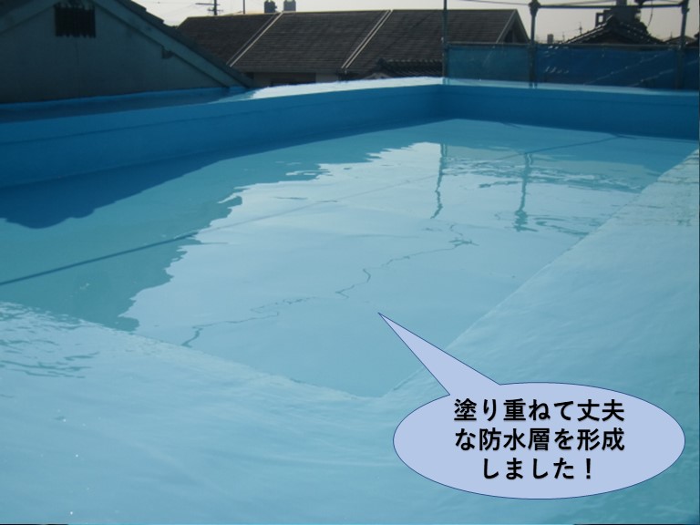 岸和田市の陸屋根に塗り重ねて丈夫な防水層を形成