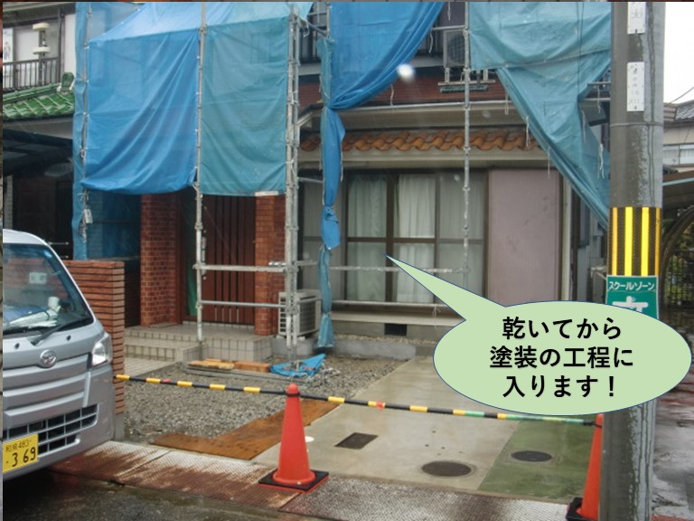 岸和田市の高圧洗浄後乾いてから塗装の工程に入ります