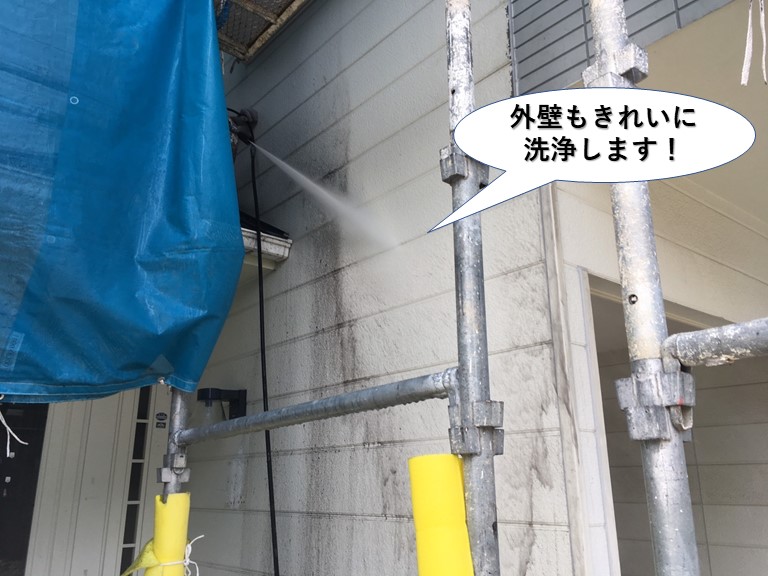 岸和田市の外壁の汚れも落とします
