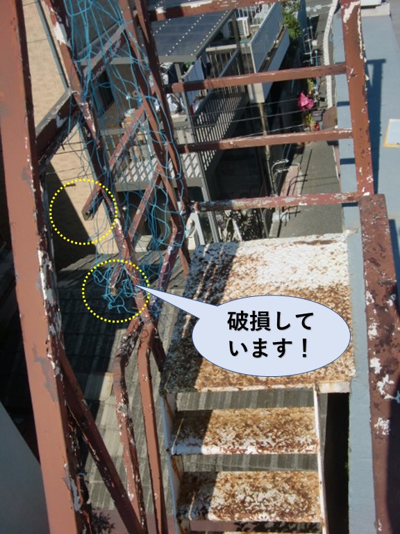 岸和田市の鉄骨階段が破損しています！
