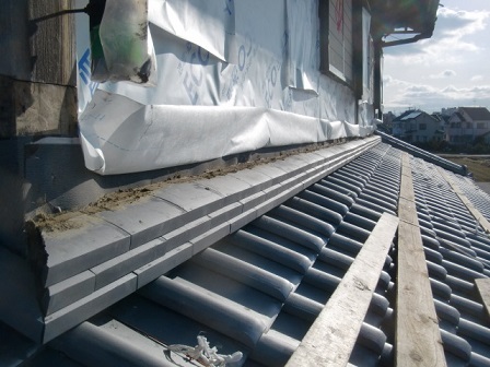 岸和田市東大路町の和瓦の屋根葺き替えで棟瓦の漆喰塗り