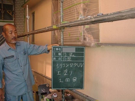 岸和田市極楽寺町で中塗り工程の屋根と外壁塗装