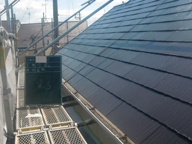 岸和田市極楽寺町で上塗り工程の外壁と屋根塗装