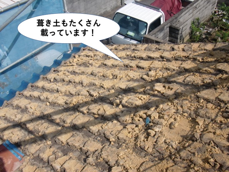泉北郡忠岡町の屋根には葺き土もたくさん載っています