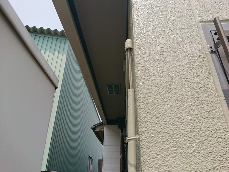 岸和田市の1階軒天塗装完了